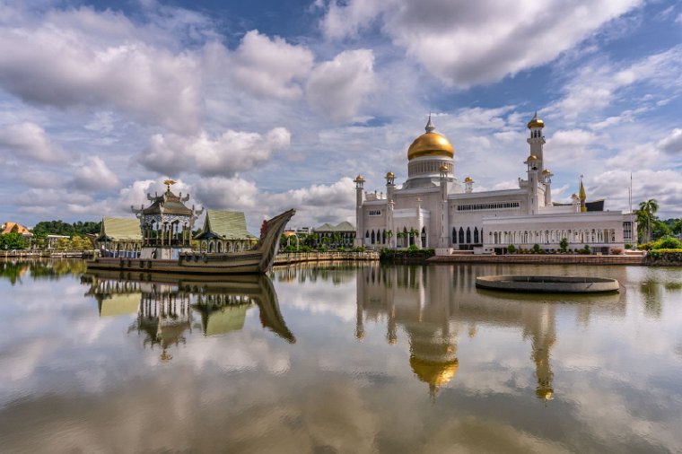 060 Brunei, sultan omar ali saifuddin moskee.jpg